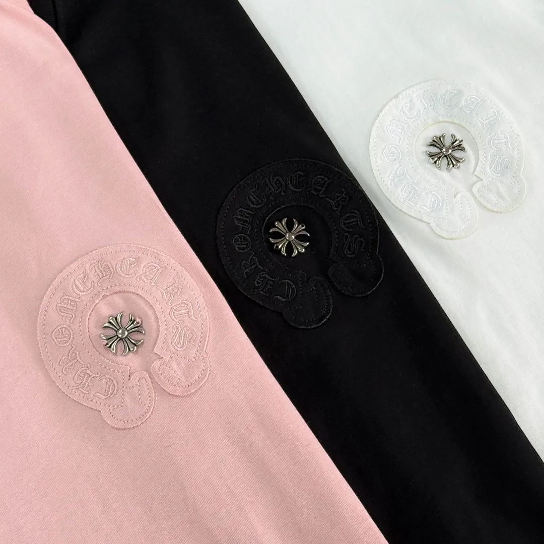 P180 Chrome Hearts Chrome Hearts 25 high version. The fabric is made of 300g high-density pure cotton. It does not deform or shrink. It has three labels. It is the same style for men and women. Technology: patch embroidery + original development hardware. Color: white, black, pink. SIZE: S-XL